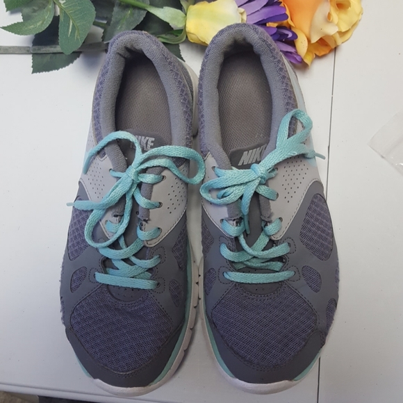 Women's Nike grey athletic shoes size 6 - Picture 3 of 8